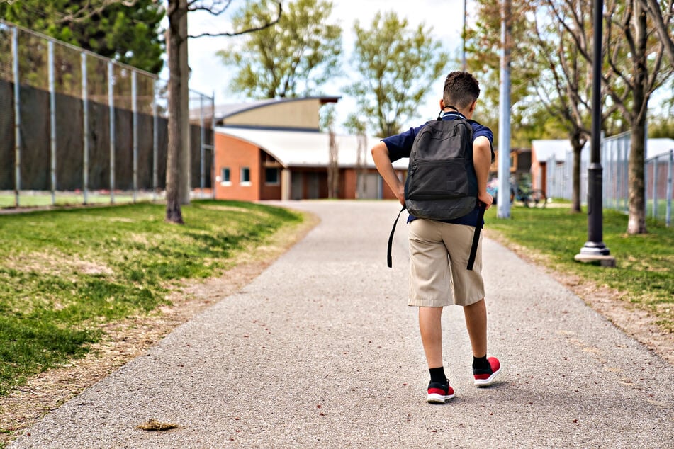 Der mutige Junge (12) war auf dem Weg zur Schule, als auf die streitenden Männer aufmerksam wurde. (Symbolbild)
