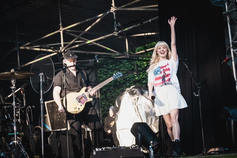 Maisie Peters (24) voller Energie beim Stadtpark Open Air. Ihr zweites Album "The Good Witch" stieg direkt auf Platz 1 der britischen Album-Charts und schaffte es auch in Deutschland auf Platz 18.