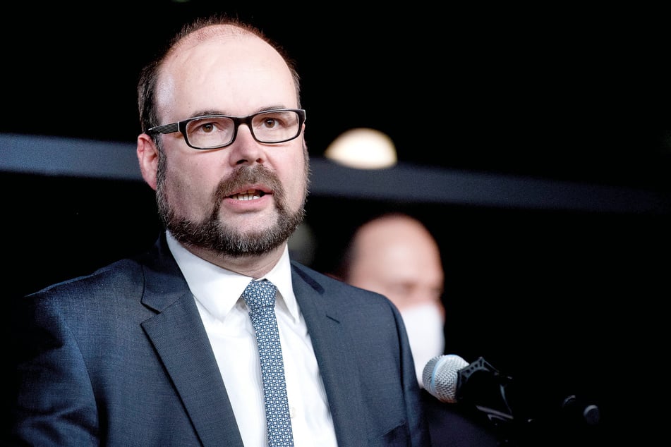 Finanzminister Christian Piwarz (49, CDU) muss die Kostenüberschreitungen seines Vorgängers rechtfertigen und verweist auf schwierige Zeiten.