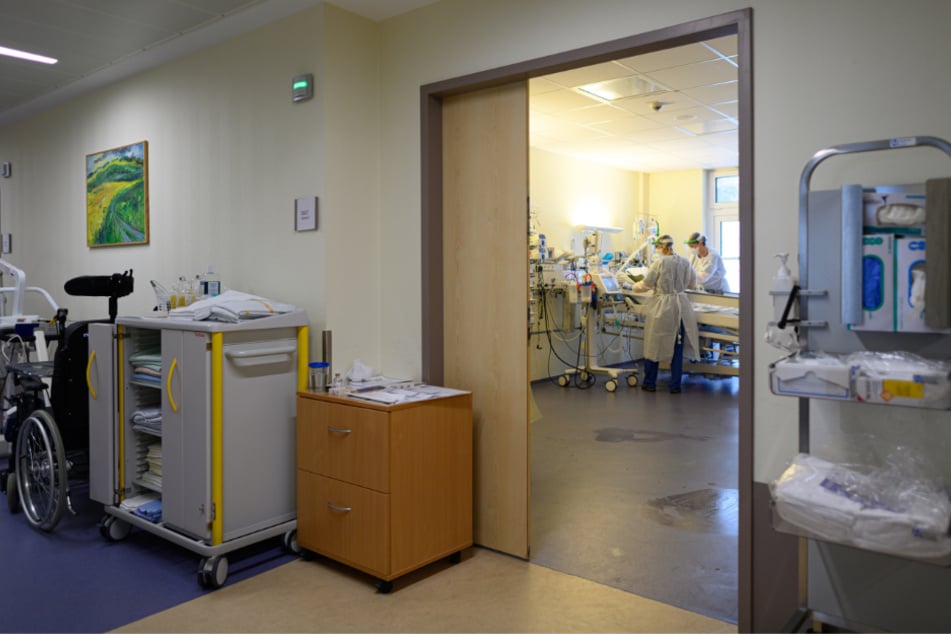 Intensivpflegerinnen sind in Schutzkleidungen auf der Covid-19-Intensivstation in der VAMED Klinik Schloss Pulsnitz (Sachsen) mit der Versorgung von Corona-Patienten beschäftigt.