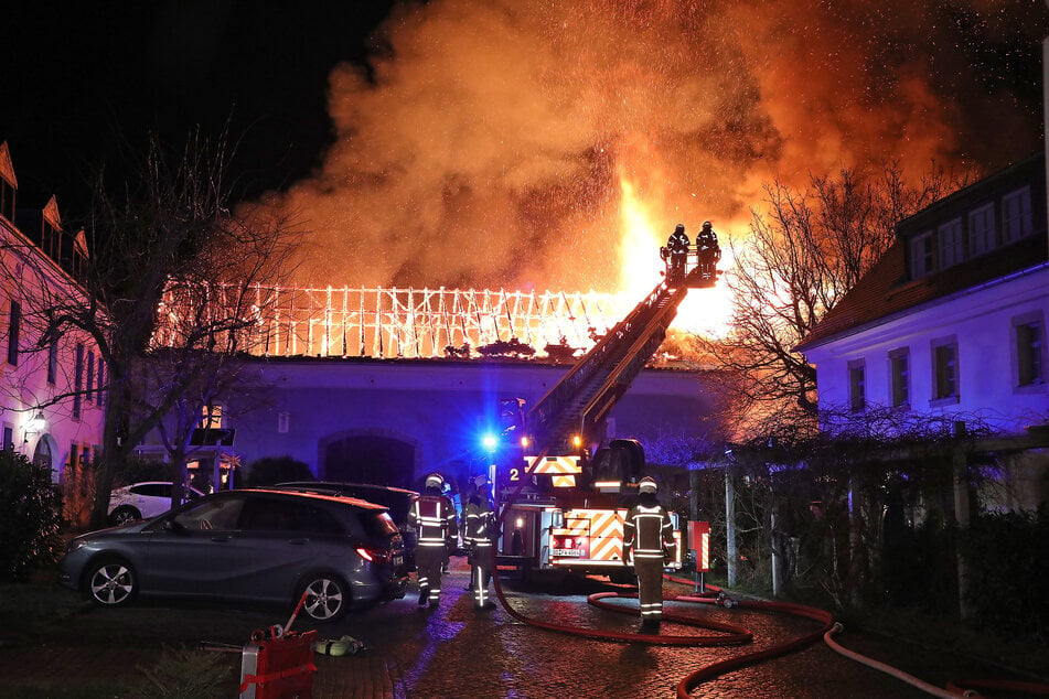 Lichterloh schlugen den Kameraden die Flammen entgegen.