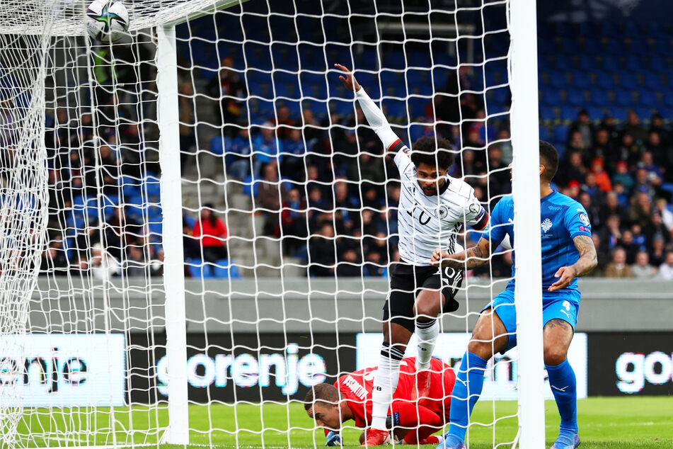 Die frühe Führung: Serge Gnabry (M.) drückt den Ball aus vier Metern zum 1:0 für Deutschland ein.