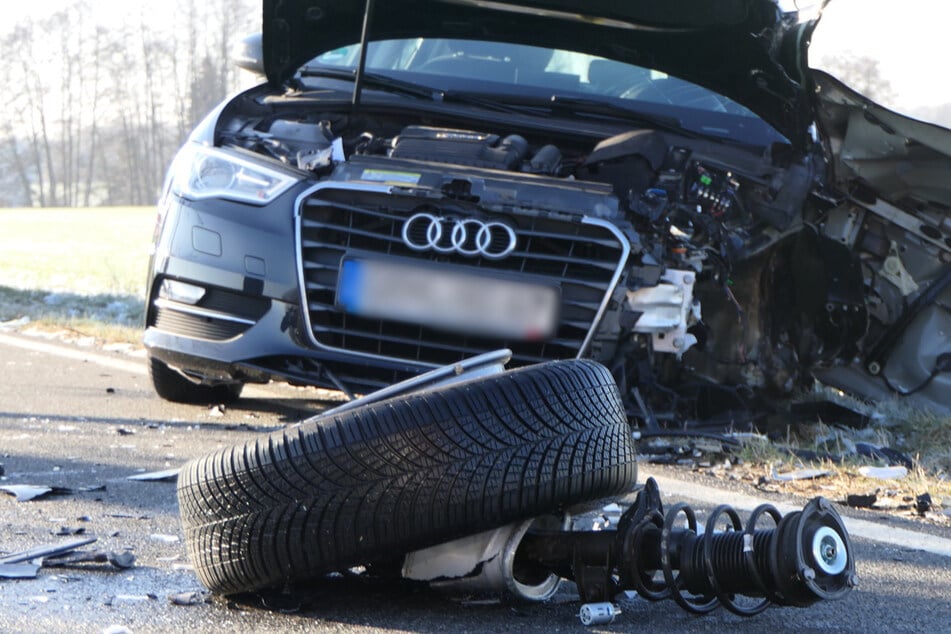 Verheerender Frontalcrash in Sachsen: Audi-Fahrer eingeklemmt, Hubschrauber im Einsatz