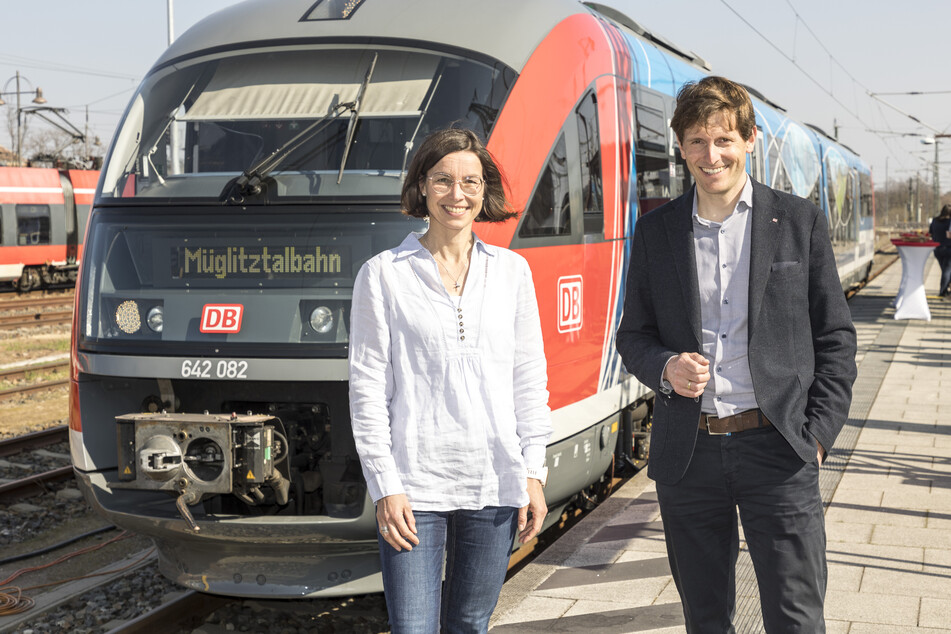 Gabriele Clauss (50) vom VVO und Stephan Naue (46) von der Bahn freuen sich über die neuen Angebote im Schienennahverkehr.