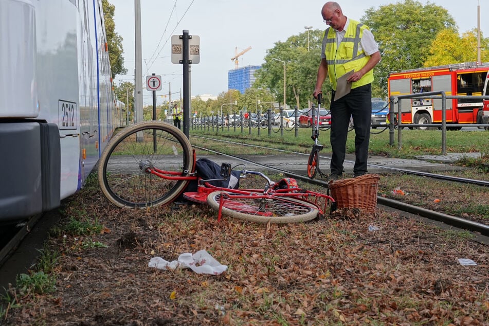 An einem Bahnübergang kollidierte die Radlerin mit einer Straßenbahn.