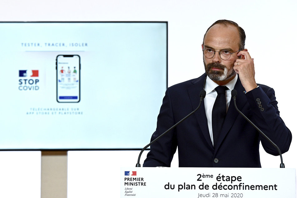 Edouard Philippe (49), Premierminister von Frankreich, äußert sich neben einem Bildschirm, auf dem die "StopCovid"-App gezeigt wird.