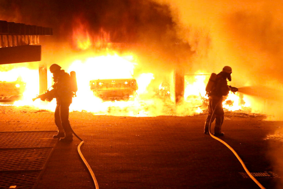 Sechs Autos standen in Flammen.