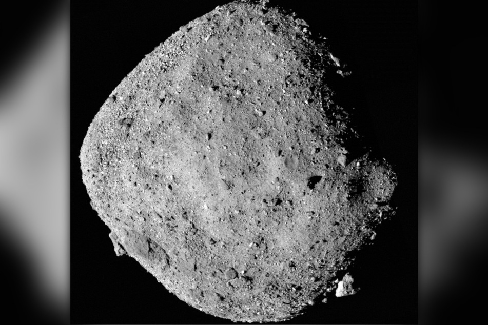 Vom Asteroiden Bennu hat die Sonde Gesteinsproben eingesammelt und auf die Erde geworfen.