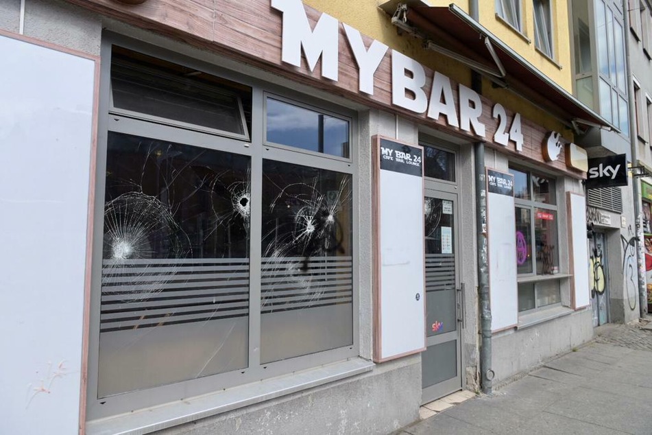 Die Schaufenster der MyBar 24 wurden erheblich beschädigt.