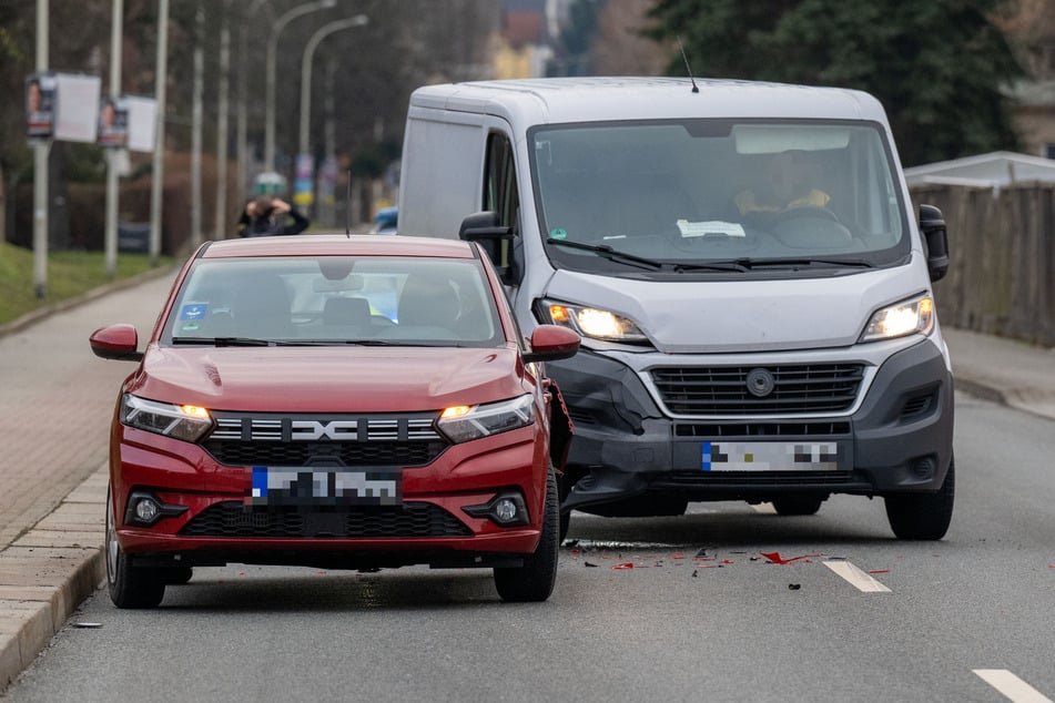 Ein Transporter ist einem liegengebliebenen Dacia Sandero hinten drauf gekracht.