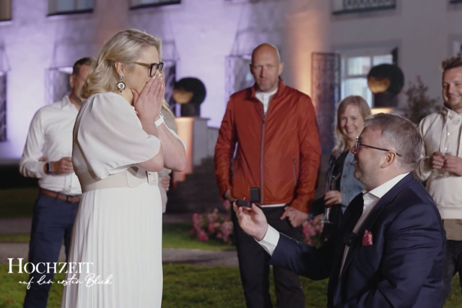 Vor den Augen der "Hochzeit auf den ersten Blick"-Kandidaten und den TV-Zuschauern machte Ryan seiner Sandra einen Heiratsantrag.