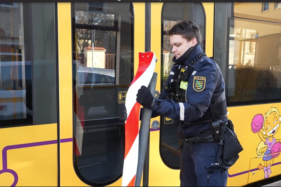 Ein Polizist bog das Schild vor der Haltestelle wieder gerade.