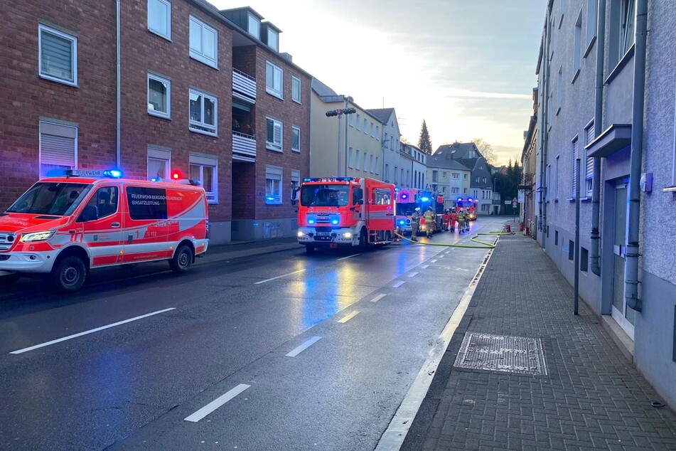Die Odenthaler Straße war während des Feuerwehreinsatzes für den Verkehr zwischen der Straße "Am Broich" und der Laurentiusstraße voll gesperrt.