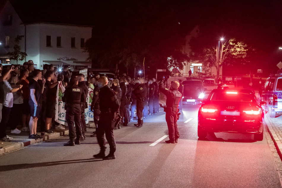 Am Dienstagabend versammelten sich ungefähr 150 Demonstranten in Oelsnitz auf der Hauptstraße. Bei der Ankunft der Politiker sicherte die Polizei die Straße ab.