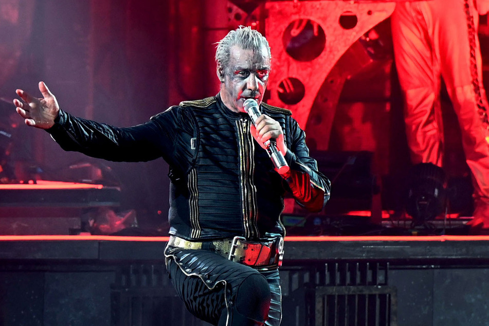 Im vergangenen Jahr erhoben mehrere Frauen schwere Vorwürfe gegen Rammstein-Frontmann Till Lindemann.  (Archivbild)