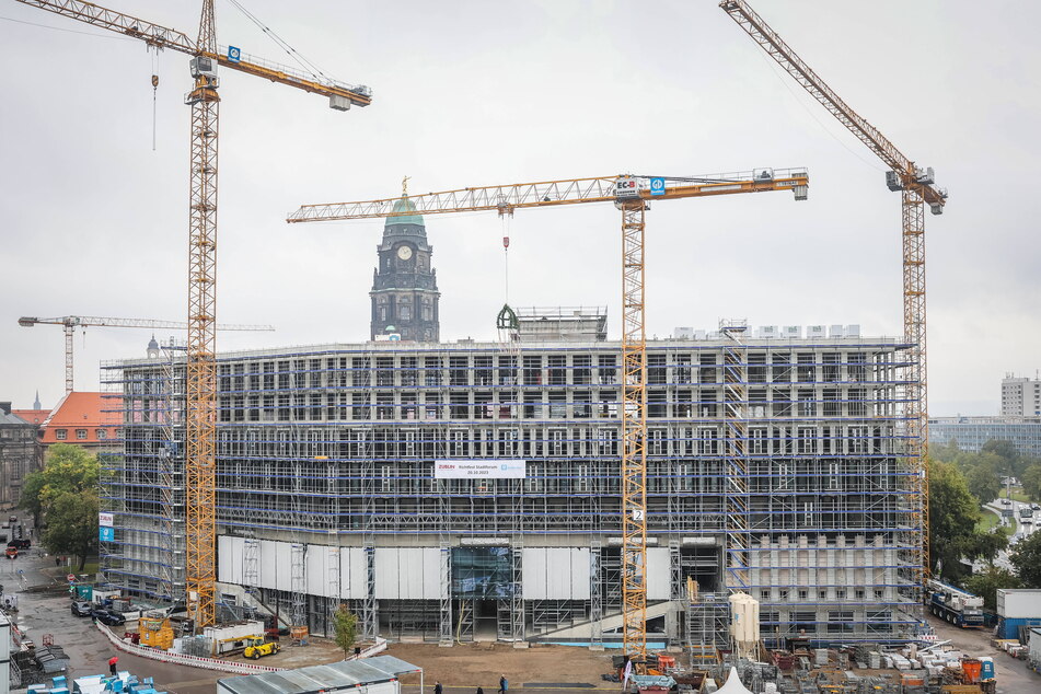 Direkt neben dem neuen Stadtforum könnte am Ferdinandplatz in den kommenden Jahren ein weiterer Rathaus-Bau entstehen.
