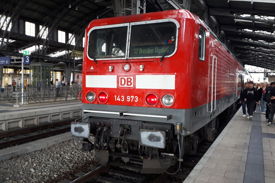 Aus Reichsbahn-Zeiten stammen auch die Loks der Baureihe 143, die im Raum Dresden noch fleißig durchhalten und den Betrieb absichern.