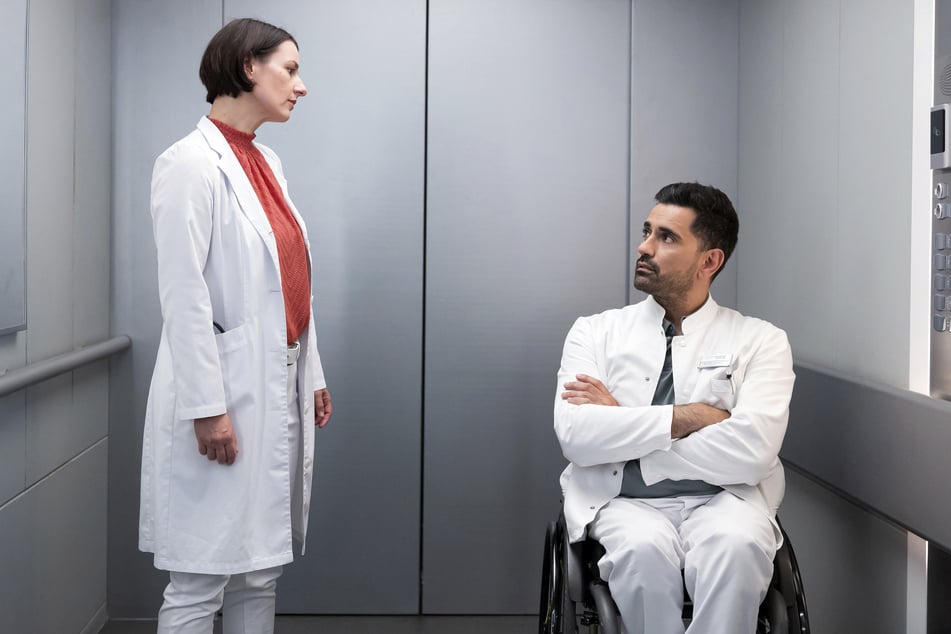 Dr. Ilay Demir (Tan Caglar, 45) versucht, seiner Kollegin und Vertrauten ins Gewissen zu reden.