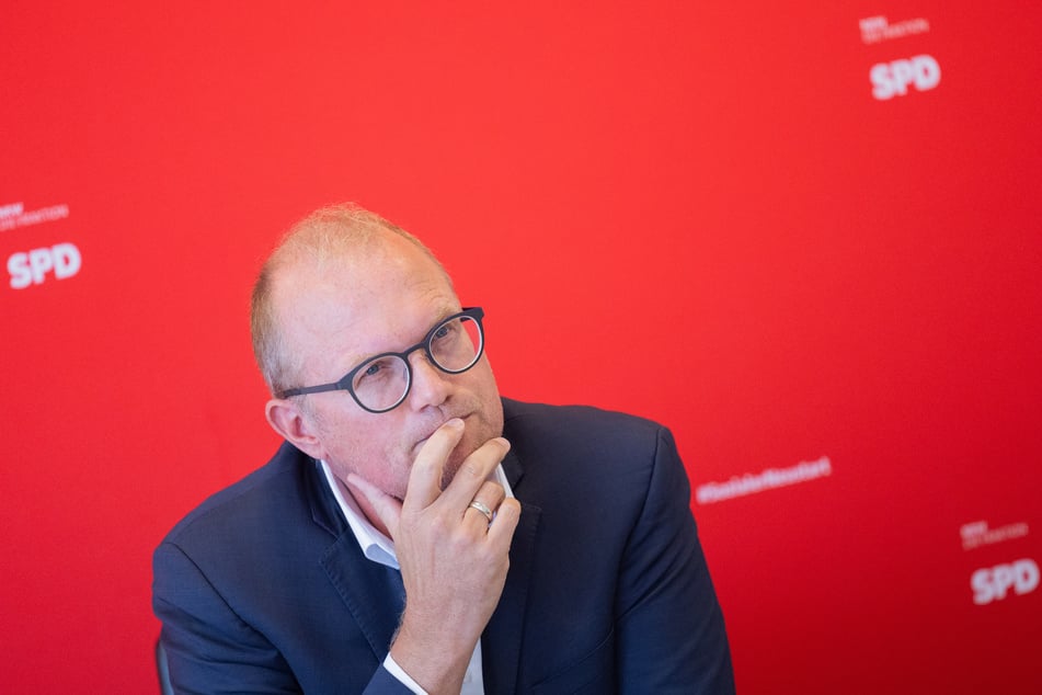 Jochen Ott (51/SPD), Vorsitzender der SPD-Fraktion in Nordrhein-Westfalen, äußerte sich auf einer Pressekonferenz im Landtag zum Schuljahresauftakt kritisch gegenüber der Bildungspolitik der Landesregierung.
