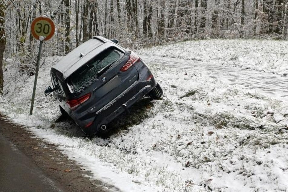 Ein BMW ist auf der glatten Straße im Raum Passau von der Fahrbahn abgekommen und in einer Böschung gelandet.