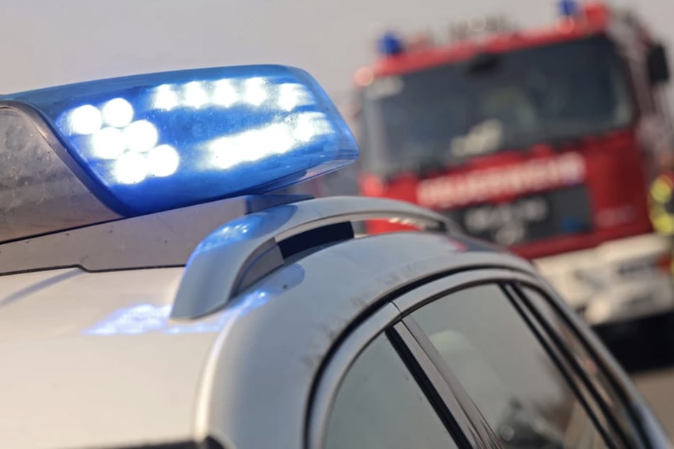 Rentner will überholen und kracht mit seinem Auto in ein Einfamilienhaus