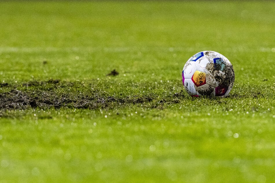 Nach dem schlimmen Zusammenprall wurde das Spiel in der spanischen fünften Liga abgebrochen.