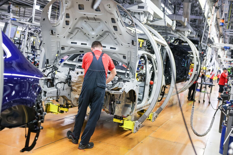 Besonders stark fällt der Stellenabbau in der Automobilindustrie aus.