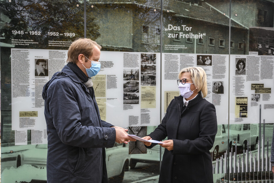 Kulturministerin Barbara Klepsch (55, CDU) übergibt Jürgen Renz (46, SPD), dem Vorsitzenden des Vereins "Lern- und Gedenkort Kaßberg-Gefängnis", den Fördermittelbescheid.