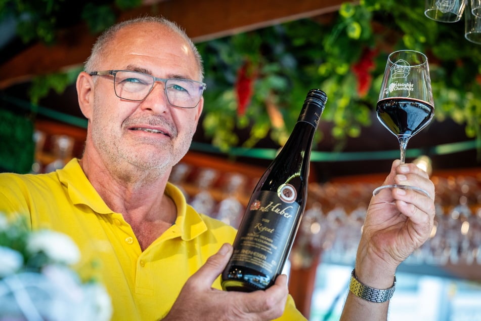 Rudi Huber (63) aus Bingen am Rhein hat eine Regent Auslese mit 15 Prozent Alkohol zum Weinfest mitgebracht.