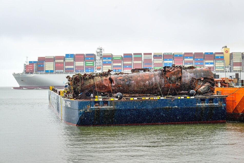 Die eine Hälfte des mehr als 100 Jahre altes deutsches U-Boot-Wracks im Hafen von Cuxhaven.