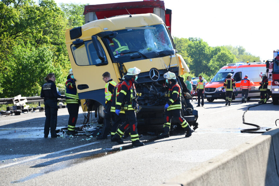 Das Führerhaus des Lkw wurde bei dem Unfall eingedrückt.