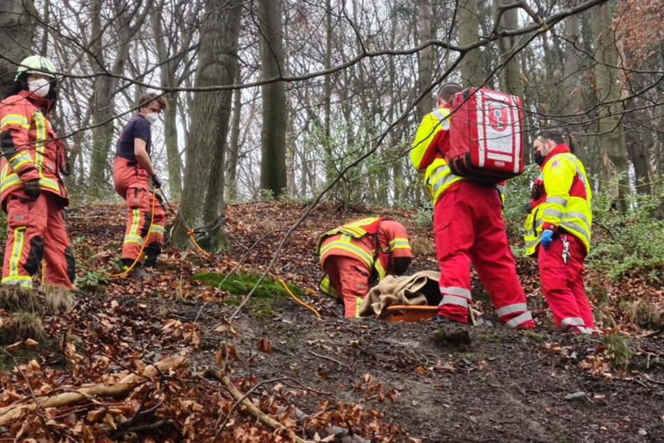 Nach Erstversorgung durch den Rettungsdienst wurde die Wanderin für den Transport vorbereitet.