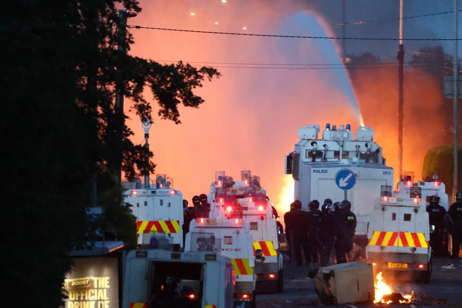 Mit Wasserwerfern und riesigem Polizeiaufgebot kämpfen die Polizisten gegen die Ausschreitungen an.
