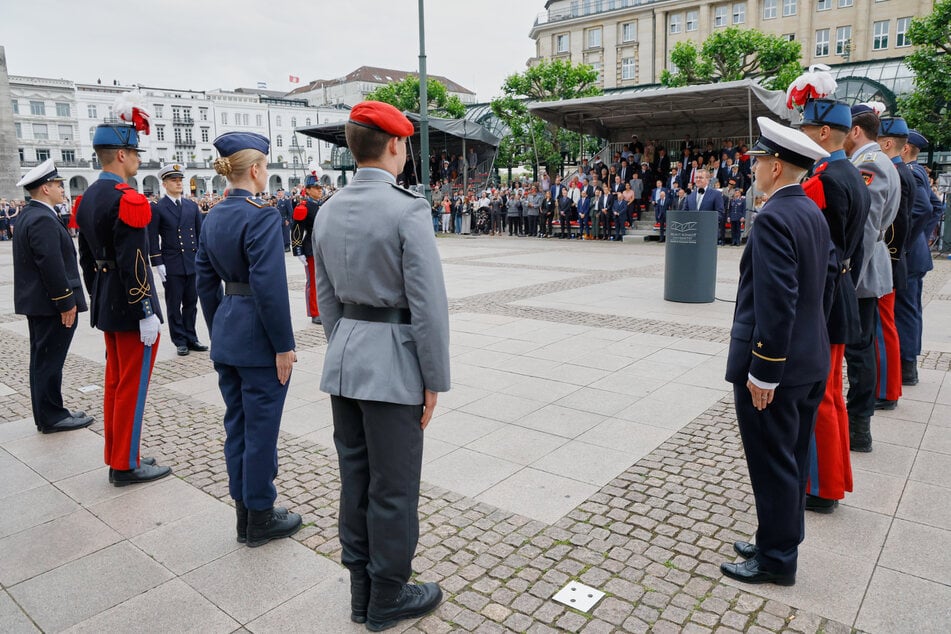 Pistorius sprach bei einem feierlichen Appell der Universität der Bundeswehr auf dem Hamburger Rathausmarkt.