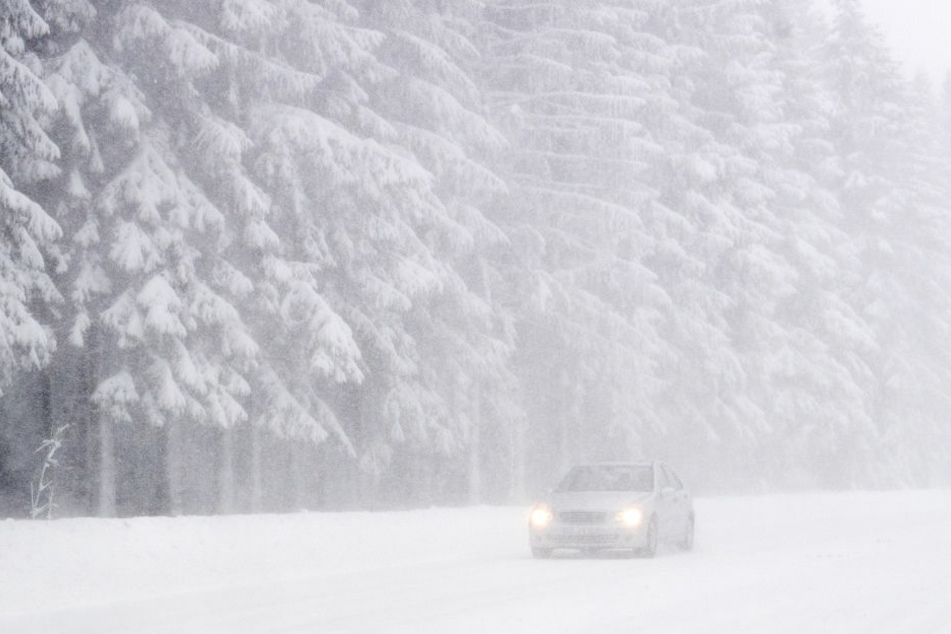 Nach Einschätzung des Meteorologen Stefan Kreibohm vom Wetterstudio Hiddensee wird der erwartete Schneesturm wohl an Mecklenburg-Vorpommern vorbeiziehen. Der ADAC rät dennoch dazu, das Auto im Zweifelsfall stehen zu lassen. (Symbolfoto)