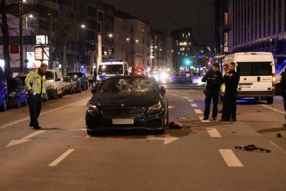Karl Bagusat (26) wollte im März 2019 die Chausseestraße in Berlin-Mitte überqueren und wurde von diesem Mercedes erfasst.