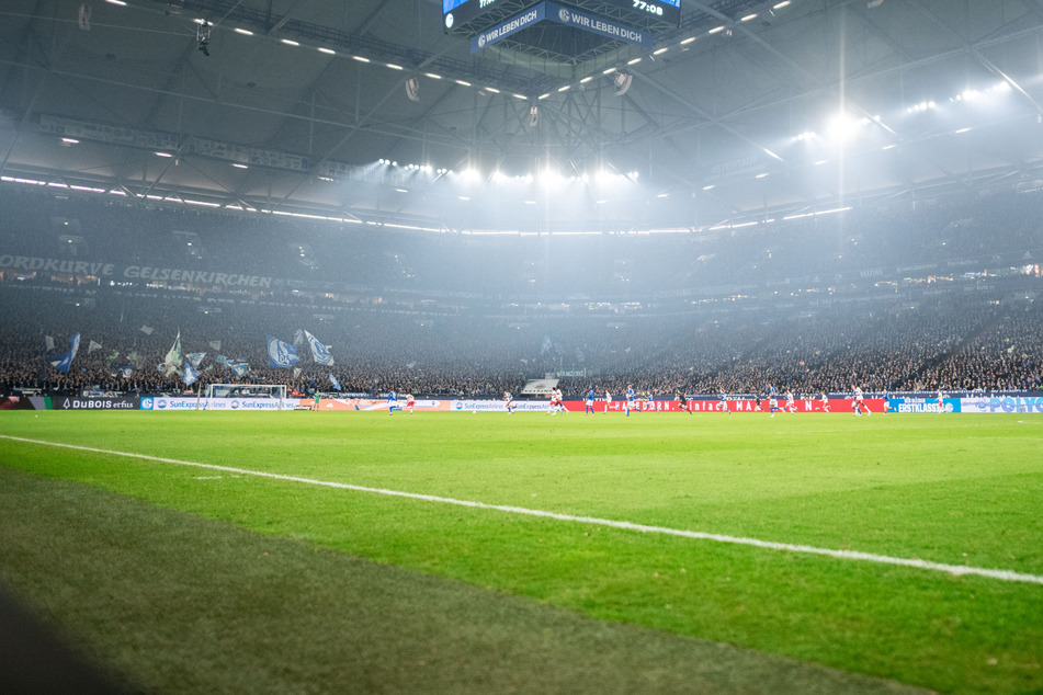 Beim FC Schalke 04 gibt es viele Speisen, die Veganern Freude bereiten, aber auch eine Currywurst, die viele Anhänger hat.