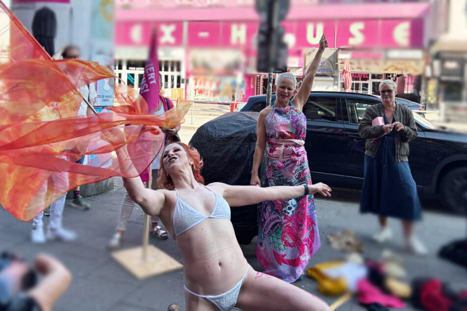 Burlesque-Künstlerin Eve Champagne (M.) performte den am Mittwoch veröffentlichten Song "Vierhundert Jahre Reeperbahn". Der Text stammt aus der Feder von Künstlerin Anna Genger (h.).