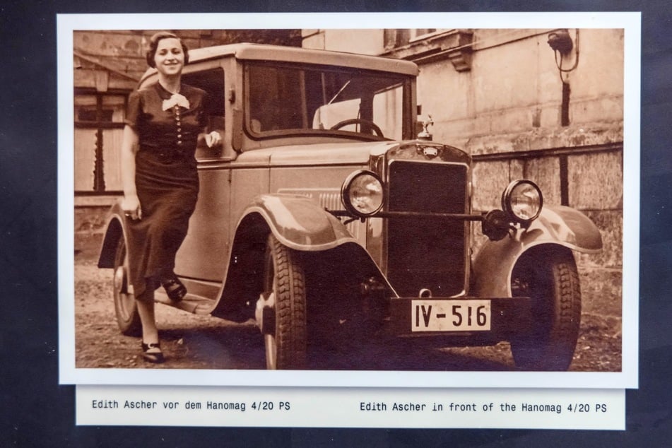 Einige Fotos im Fahrzeugmuseum erinnern an die besondere Vorliebe der Familie Ascher für Fahrzeuge. Auf dem Bild lehnt Edith Ascher an einem Hanomag 4/20 PS.