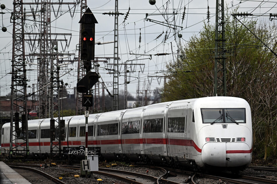 Insgesamt fünf IC-Züge sollen ab Dezember auf der Saale-Strecke fahren. Das Regionalbahnangebot soll den Angaben nach jedoch ausgedünnt werden. (Symbolbild)