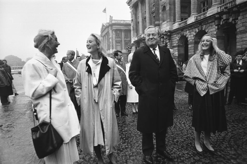 Le Pen (2.v.r.) mit seinen drei Töchtern Marie Caroline, Yann und Marine Le Pen.