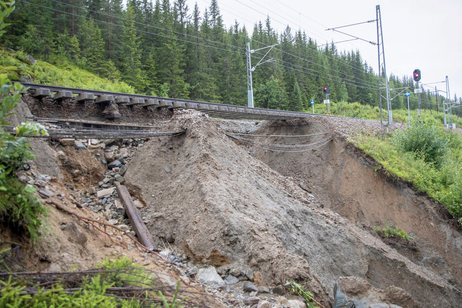 Im Süden Norwegens: Teile der Bergen-Bahnlinie stürzen aufgrund der Unwetter ein.