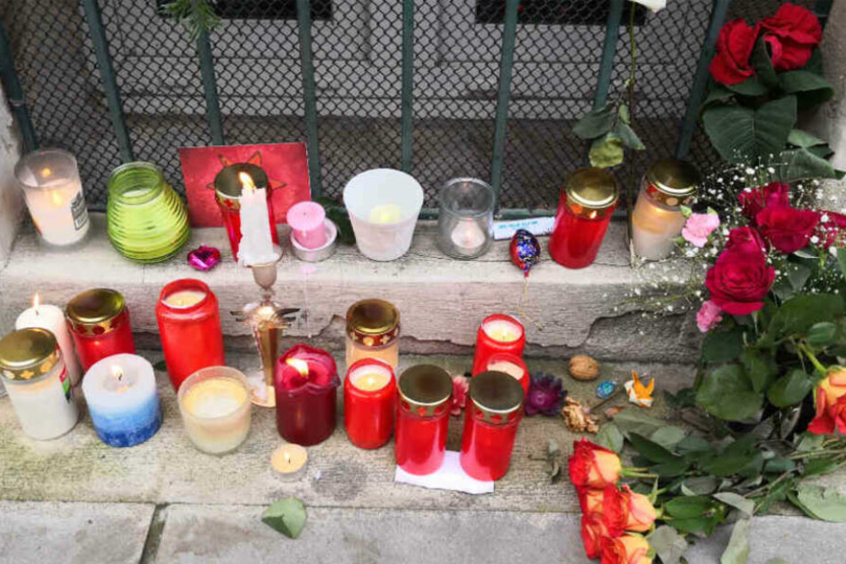 Kerzen und Blumen wurden an der Stelle niedergelegt.