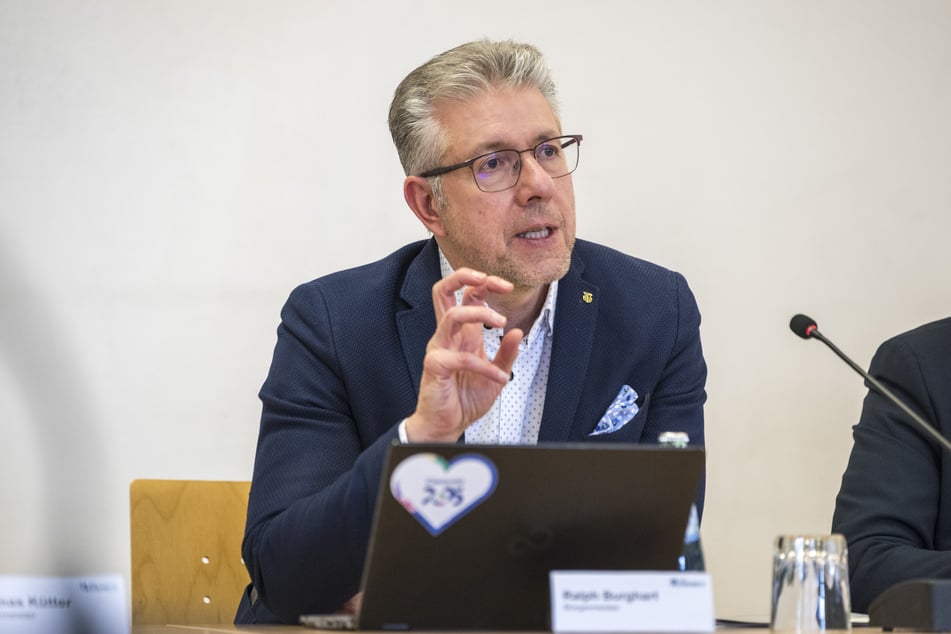 Kämmerer Ralph Burghart (56, CDU) fehlen in der Stadtkasse noch 11,5 Millionen Euro Fördergeld für den ersten Glasfaserausbau.