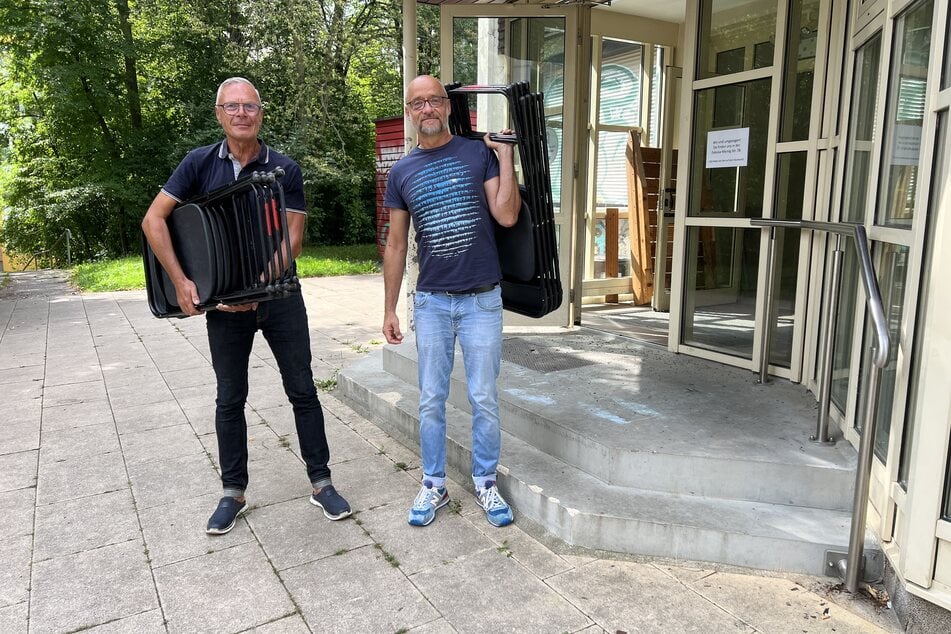 Michael Richter (62, l.) und Tilo Fischer (56) tragen für Planungszwecke schon die ersten Stühle in den ehemaligen Jugendklub "Würfel".