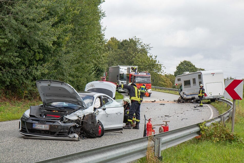 Offenbar war der E-Audi-Fahrer fälschlicherweise davon ausgegangen, dass die B77 an dieser Stelle zweispurig in seine Richtung führt.
