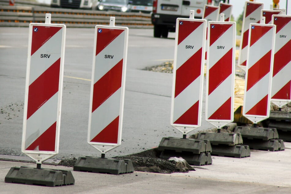 Die Polizisten die Stelle auch mit Warnbaken abgesichert. (Symbolbild)