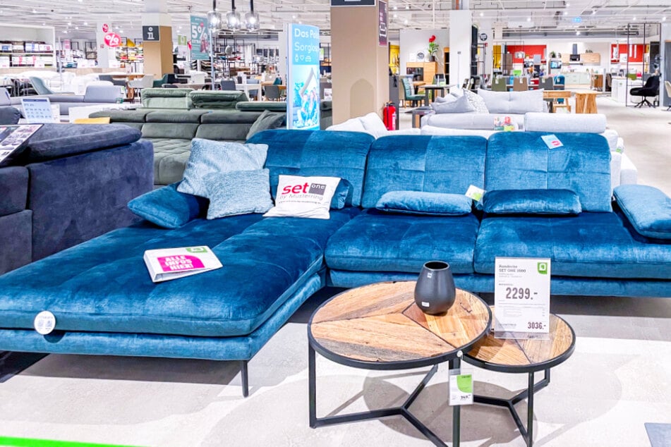 Bringt Farbe in Euer Wohnzimmer mit dem blauen Ecksofa von porta zum Sparpreis.