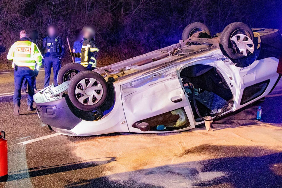 Der Dacia hatte sich nach der Kollision mit dem VW überschlagen, der Fahrer erlitt aber nur leichte Verletzungen.