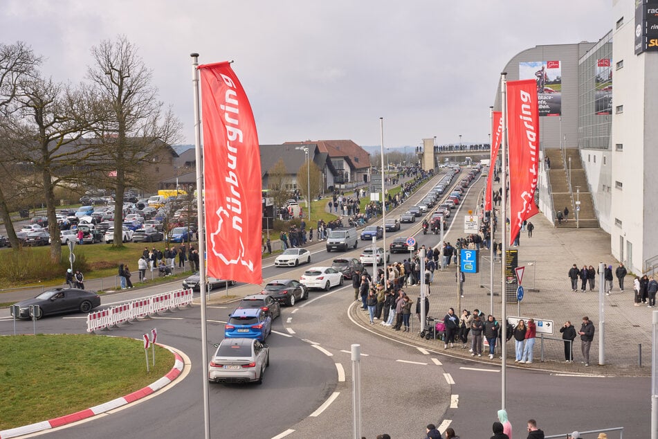 CarFriday am Nürburgring: Rund um die Rennstrecke trifft sich die Tuning-Szene.